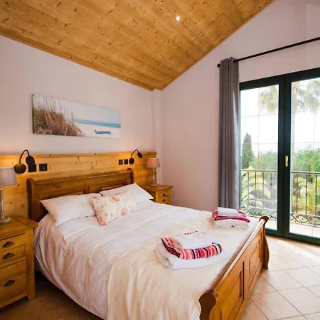 Villa Impressive Dazura In Valtocado *