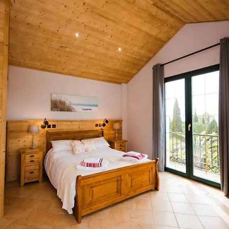 Villa Impressive Dazura In Valtocado *